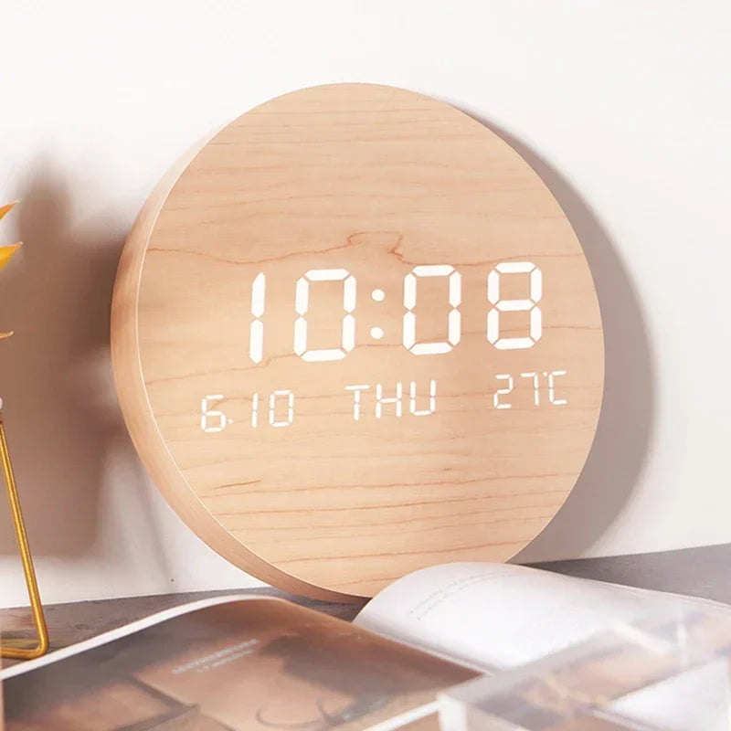 Horloge murale à LED avec fonctions heure, date et température. Design minimaliste et lisible.