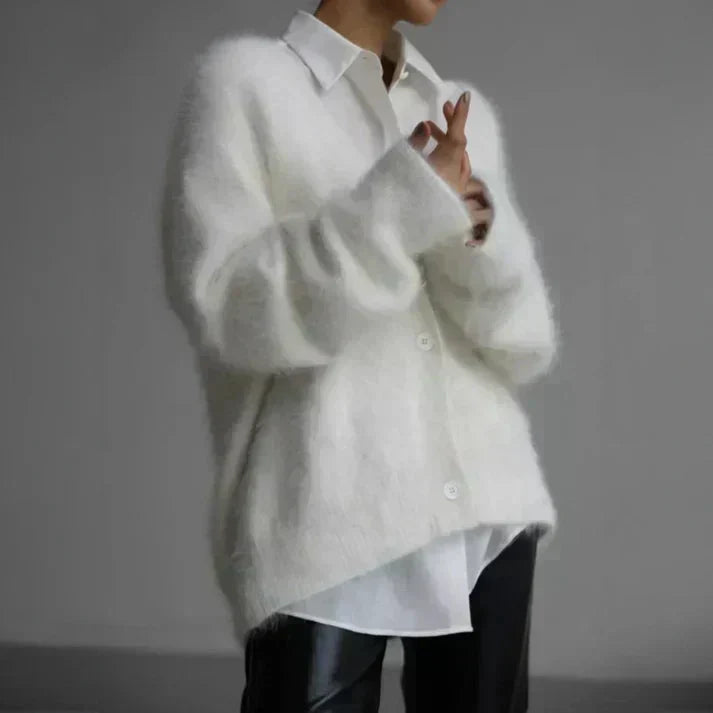 Cardigan pull doux et chaud pour femme, un essentiel élégant et confortable pour l'hiver.