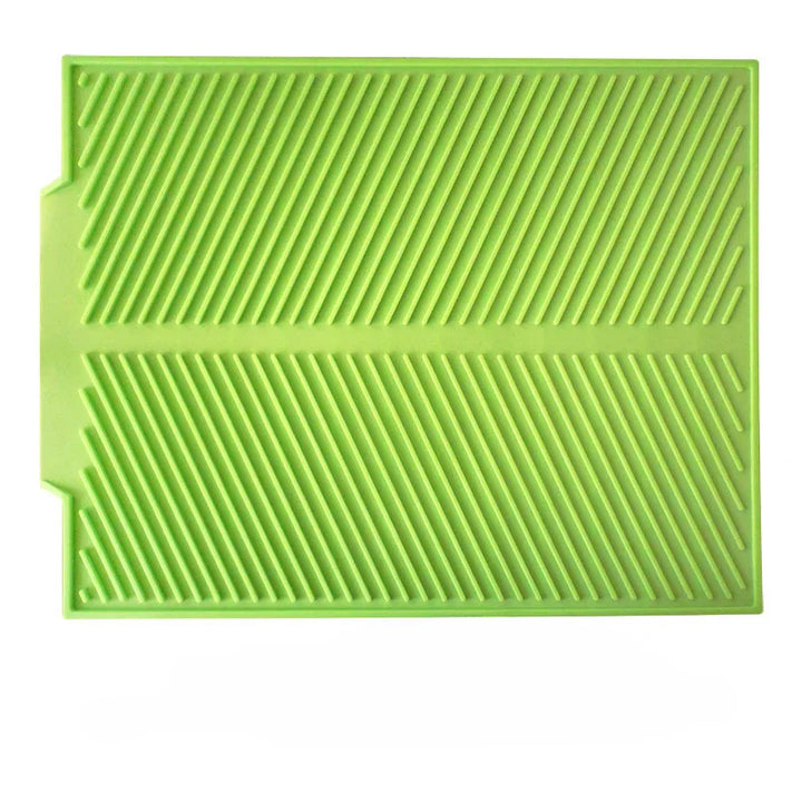 Vaisselle et verres séchant sur le tapis égouttoir en silicone. Solution pratique et hygiénique pour la cuisine moderne.