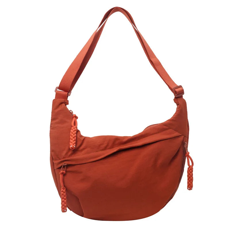 Sac banane élégant pour femme, en nylon déperlant noir, grand et fonctionnel au quotidien.