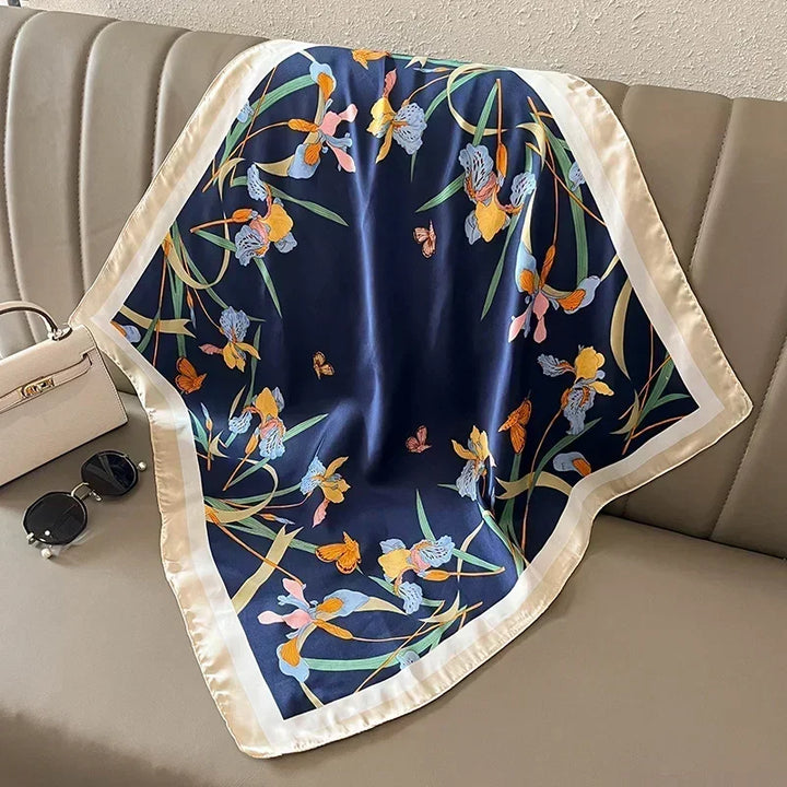 Carré élégant femme, en satin imprimé, accessoire chic pour cheveux ou sac.