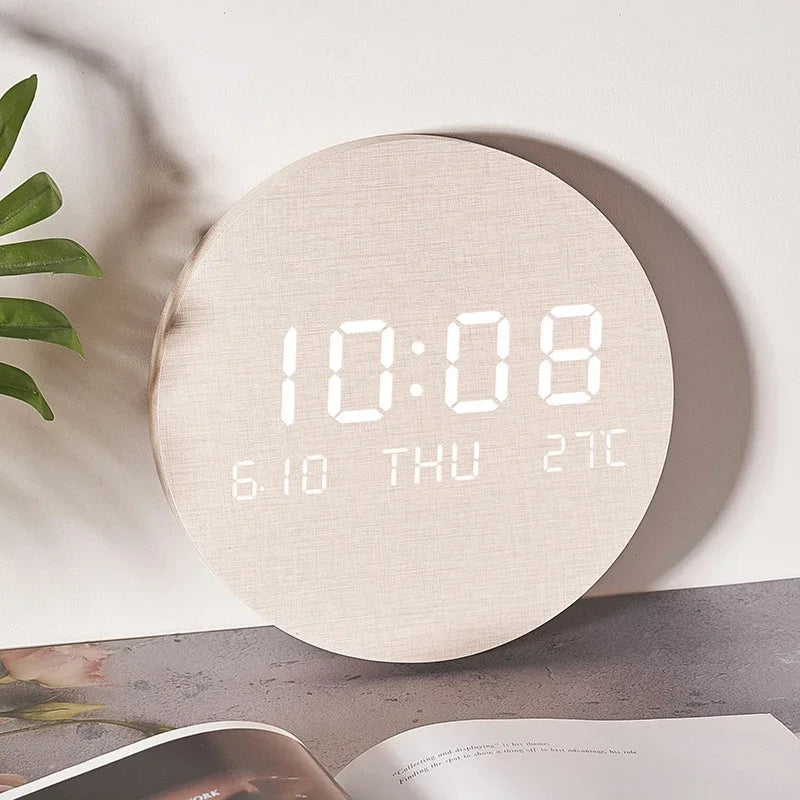 Horloge numérique LED rechargeable pour mur, affiche l'heure, la date et la température. Style contemporain.