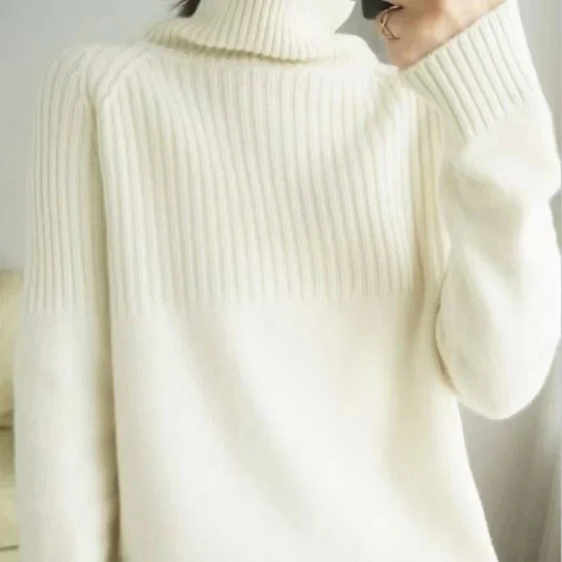 Pull femme col roulé élégant, tricot doux et polyvalent, parfait pour un style hivernal décontracté.