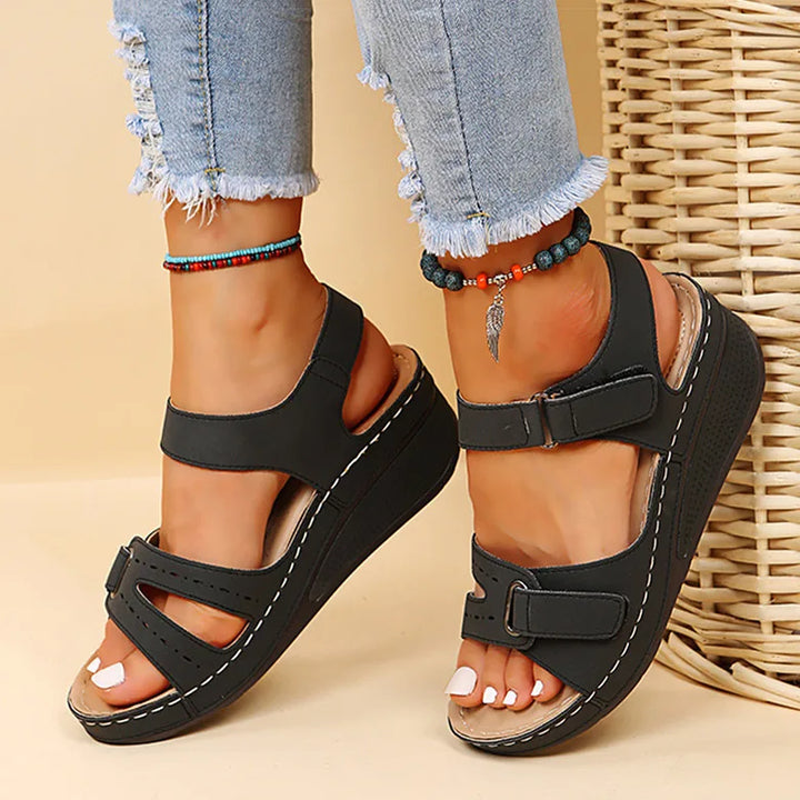 Sandales GraceStep polyvalentes, compensées pour femme, parfaites pour un été élégant et décontracté.