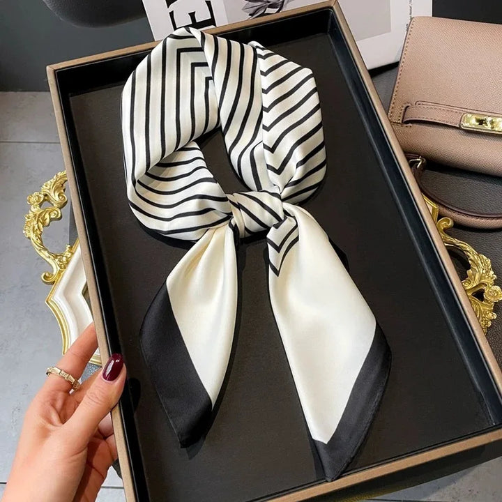 Élégant foulard carré en satin imprimé, pour coiffures et sacs à main.