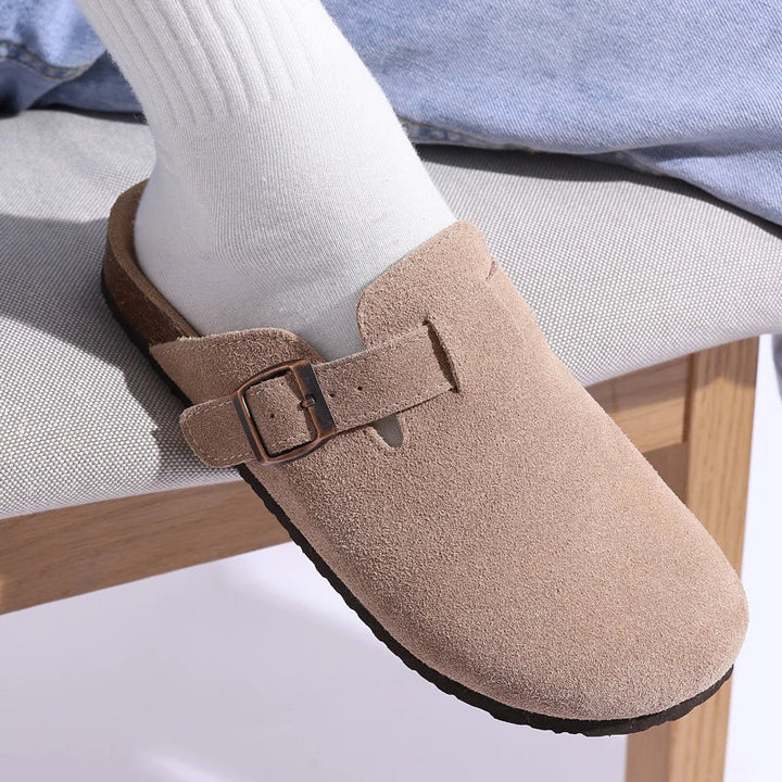 Chaussures de bien-être en daim souple, sabots légers pour un confort maximal toute la journée.