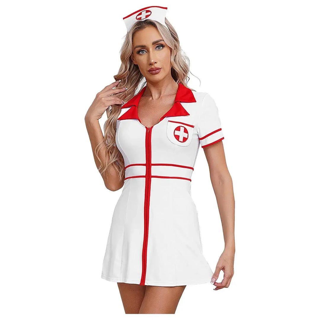 Déguisement d'infirmière élégant pour femme avec robe blanche, tablier et coiffe rouge, idéal pour soirée ou fête.