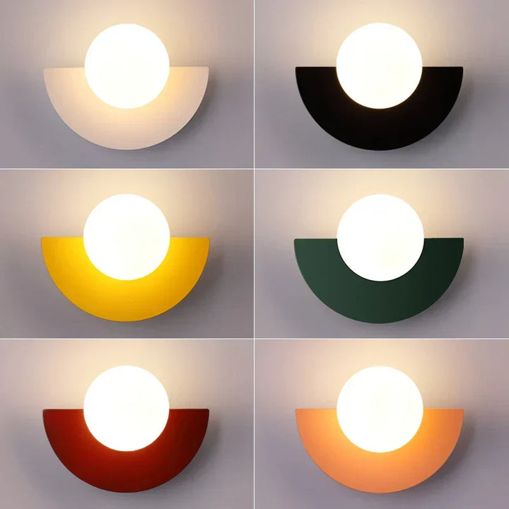 Décoration murale LED moderne, applique demi-cercle lumineuse pour un intérieur stylé.