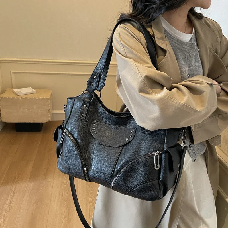 Sac cabas de cours spacieux en similicuir noir pour femme élégante et étudiante.