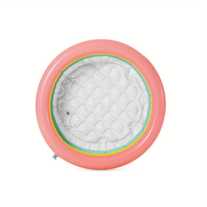 Jeu d'eau pour bébé en jardin: piscine gonflable multicolore durable, fond rembourré pour confort et sécurité.