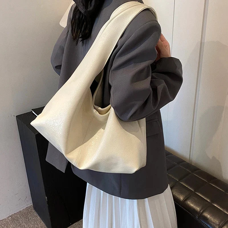 Sac à main hobo femme noir avec sangle ajustable, pratique et élégant pour le quotidien.