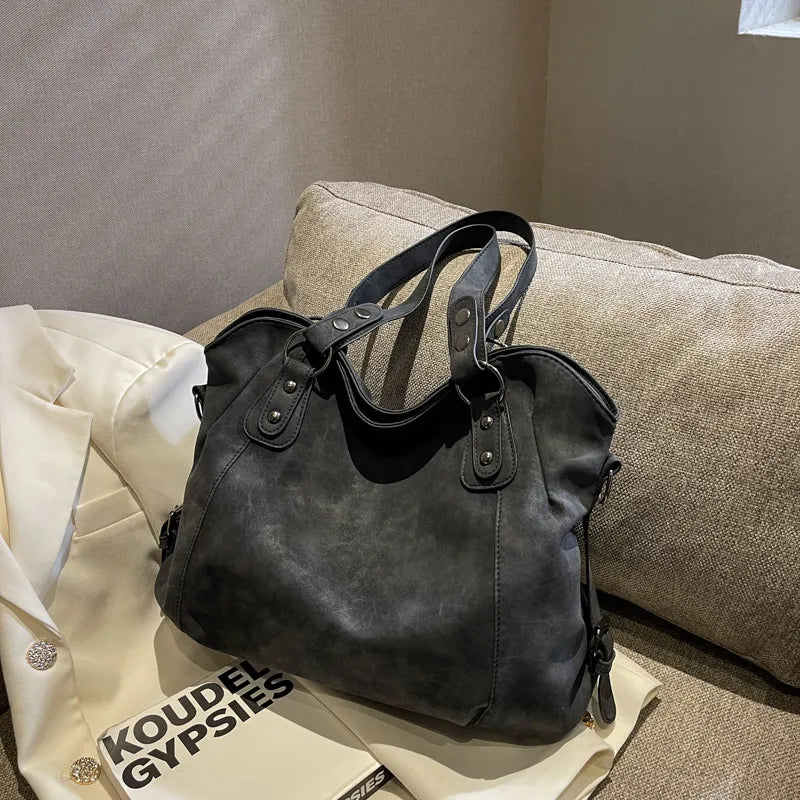 Sac à main élégant en daim pour femme, style intemporel, parfait pour le quotidien, avec bandoulière.