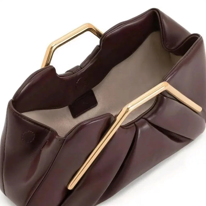 Vue frontale de la pochette La Courbe de luxe pour femme, cuir/microfibre, design origami élégant pour soirée.