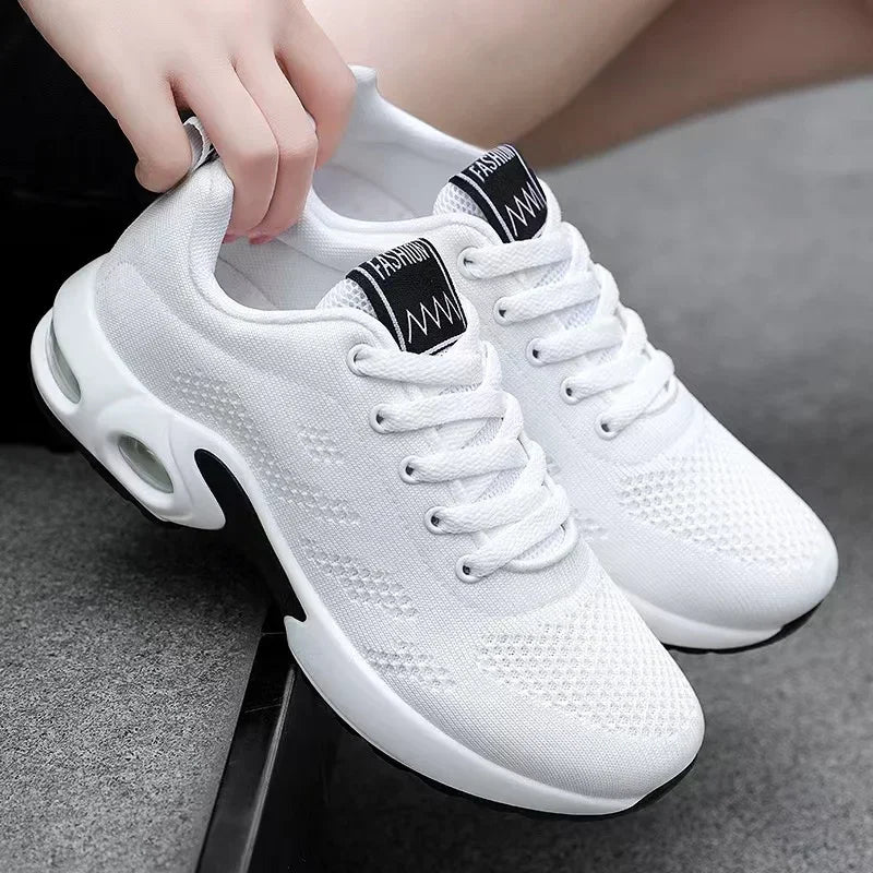 Sneakers orthopédiques femme, design moderne, offrant soutien plantaire et confort pour le quotidien.