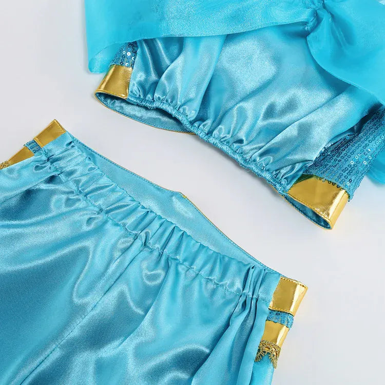 Accessoires et tissu du déguisement Princesse Jasmine. Voile scintillant et tissu soyeux bleu du costume oriental pour fille.