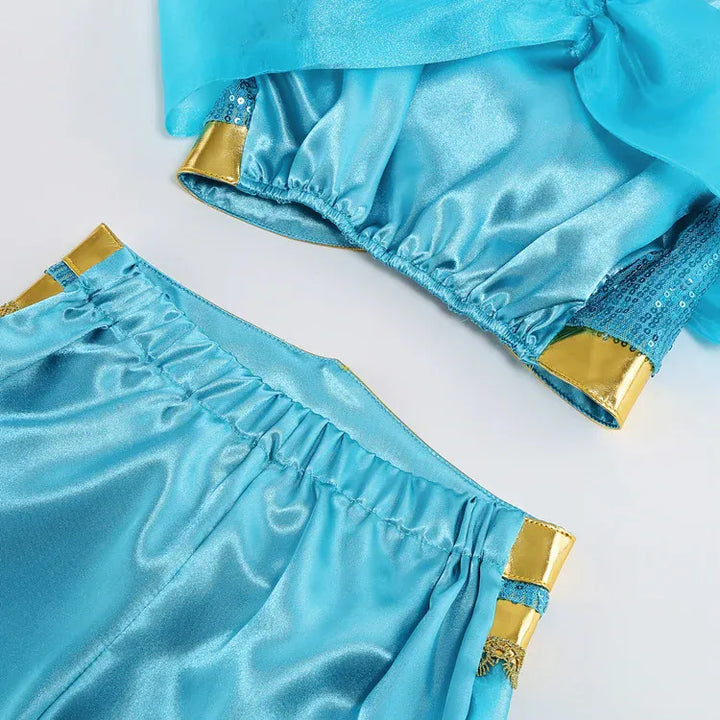 Accessoires et tissu du déguisement Princesse Jasmine. Voile scintillant et tissu soyeux bleu du costume oriental pour fille.