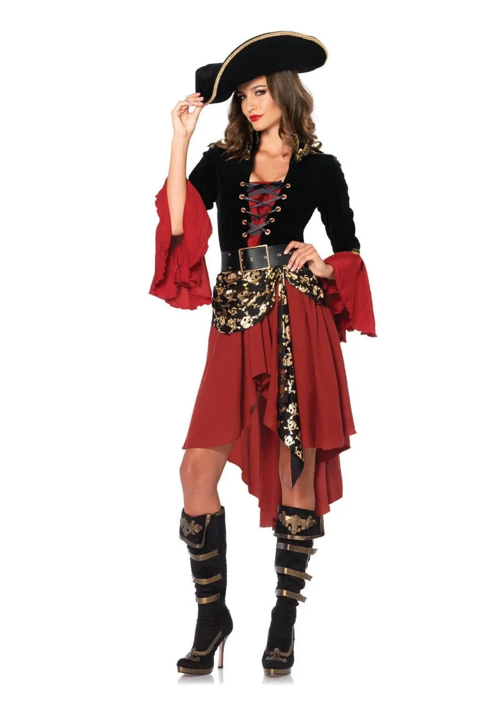 Femme portant un déguisement de pirate premium avec veste, jupe et chapeau élégant pour un look d'aventurière.
