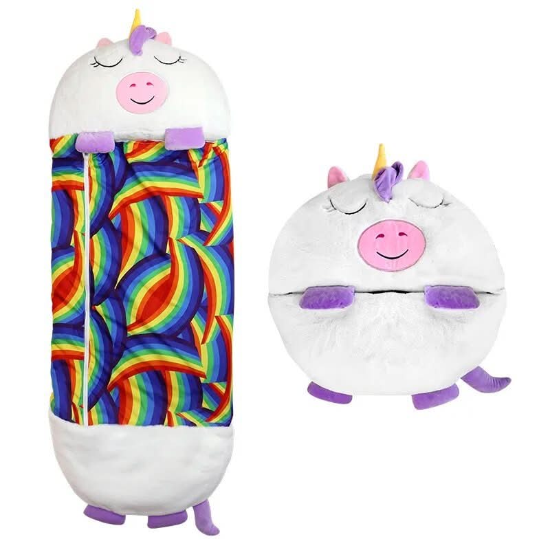Vue de profil d'un sac de couchage peluche 2-en-1 enfant, animal douillet parfait pour le jeu créatif.