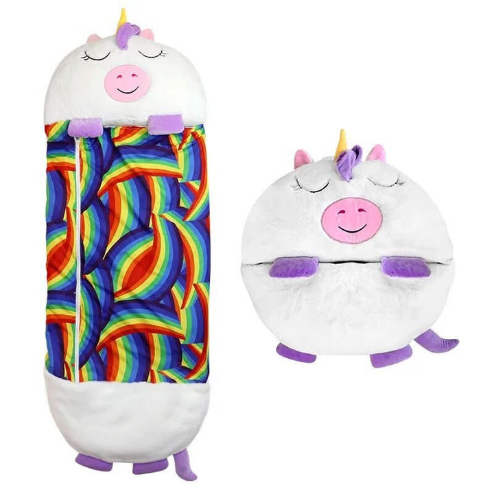 Vue de profil d'un sac de couchage peluche 2-en-1 enfant, animal douillet parfait pour le jeu créatif.