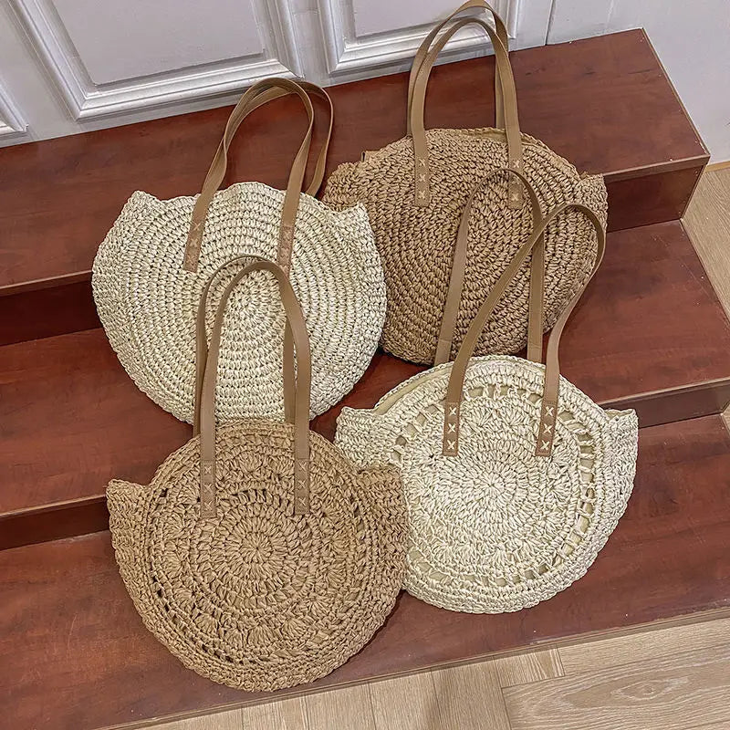 Léger sac de plage en paille pour femme, grand et stylé, indispensable pour les vacances d'été.