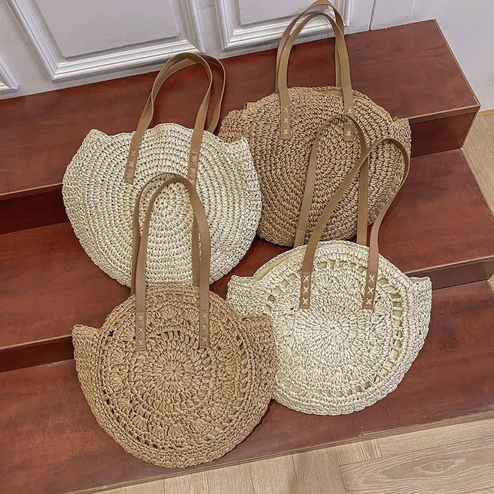Léger sac de plage en paille pour femme, grand et stylé, indispensable pour les vacances d'été.