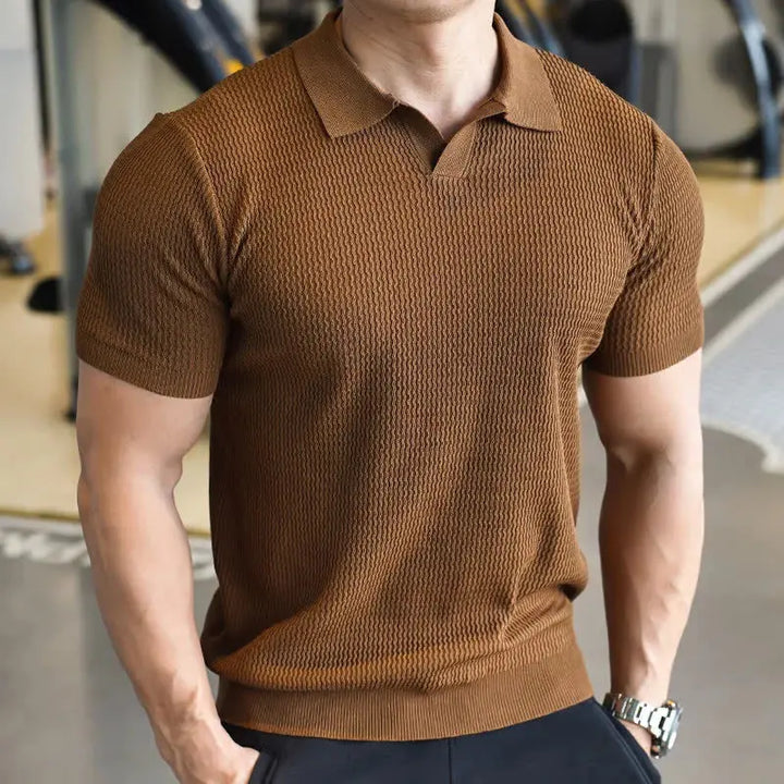 Polo homme texturé élégant, coupe slim fit. Idéal pour un style moderne décontracté ou habillé.