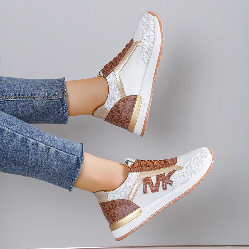 Baskets femme style loisirs, offrant adhérence et soutien pour toute la journée.