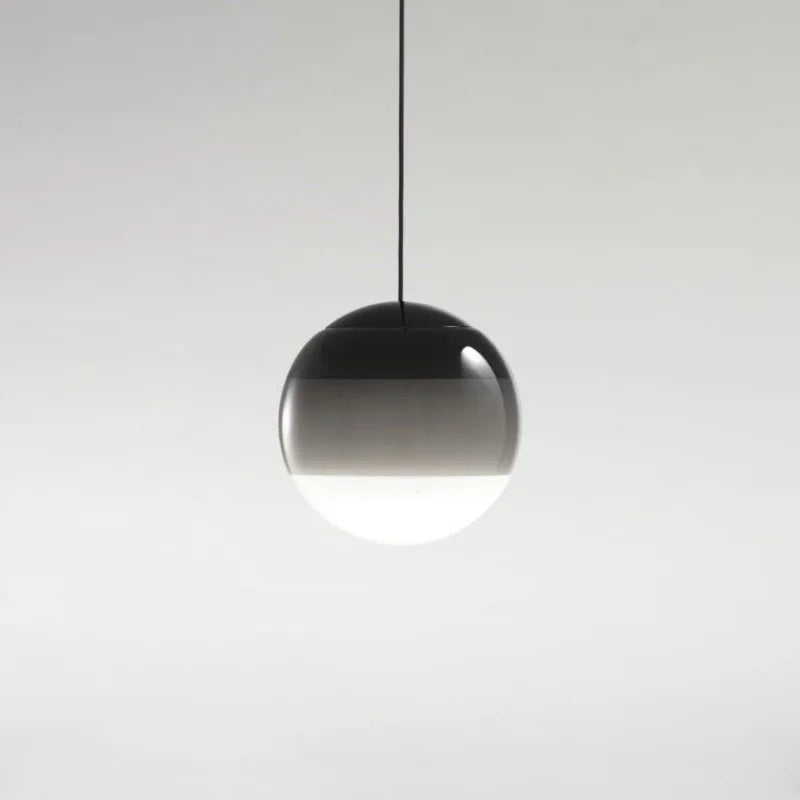 Suspension LED en verre dégradé élégant, lampe dôme moderne pour éclairage intérieur design.