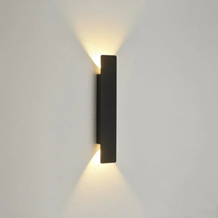 Luminaire LED mural OUTGLOW, étanche, crée une ambiance lumineuse moderne pour jardin et intérieur.