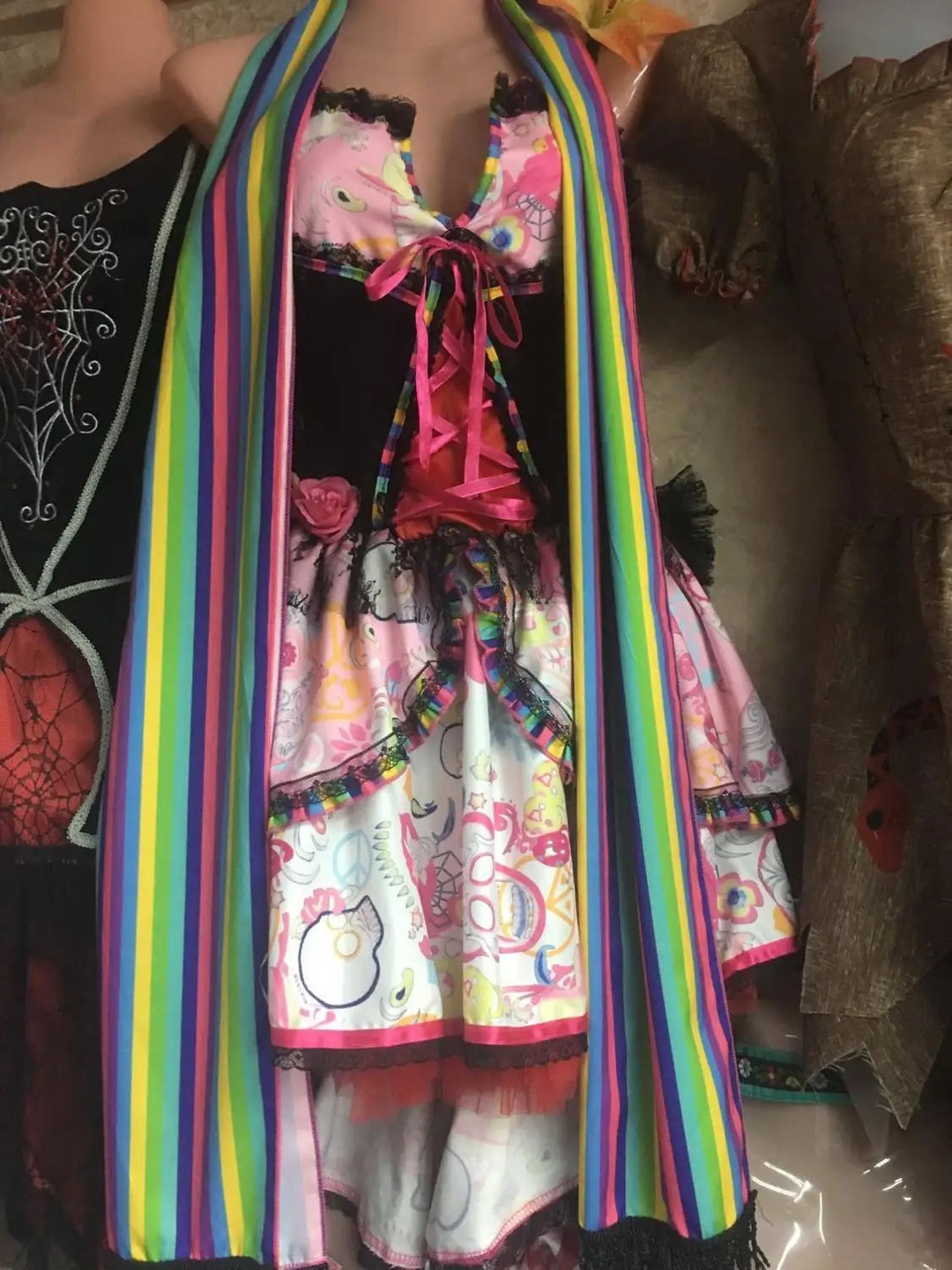 Déguisement Jour des Morts femme: dos de la robe mexicaine colorée à volants, pour un look festif Halloween ou carnaval.