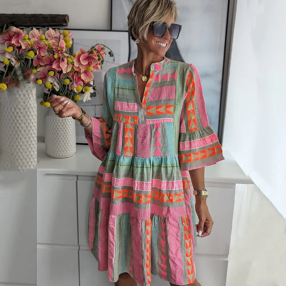 Robe courte femme imprimée bohème florale, manches volantes chic. Parfaite pour le printemps et l'été, style fluide.