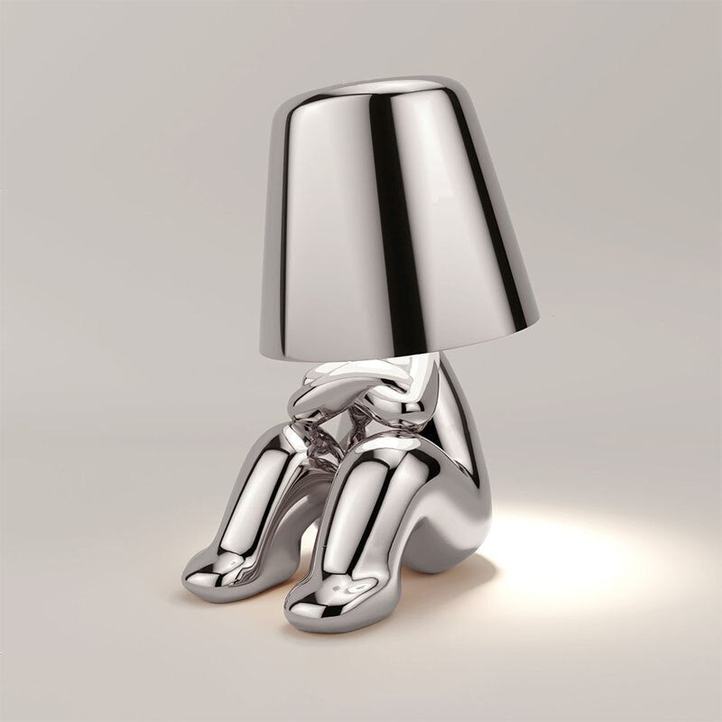 Lampe de table LuxeLoom LED, design homme stylisé or, lumière d'ambiance écoénergétique pour déco moderne.