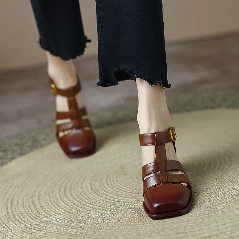 Chaussures femme Rivanza rétro chic avec talons blocs élégants, parfaites pour la mode et le confort.