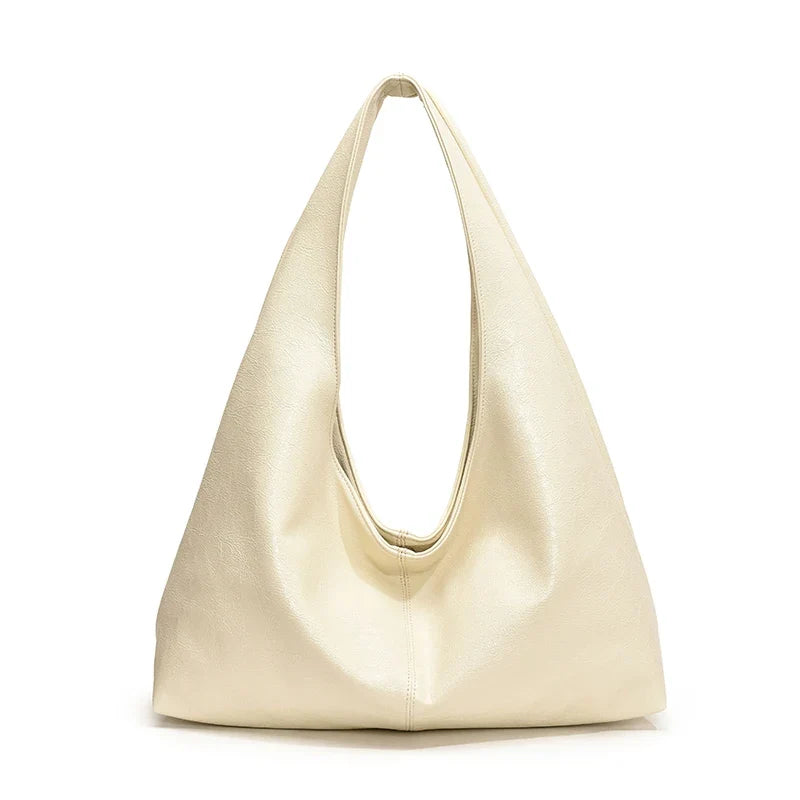 Gros plan sur sac à main hobo noir femme, texture similicuir, détails élégants et modernes.