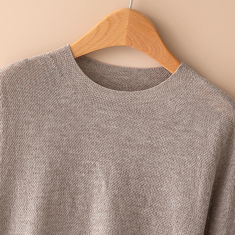Vêtement femme chic décontracté beige. Pull à manches courtes et col rond, essentiel pour votre garde-robe.