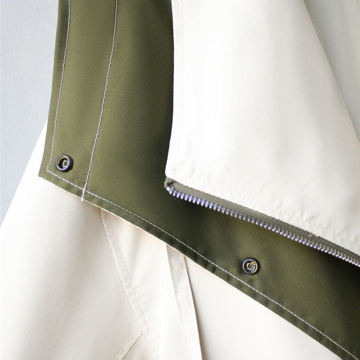 Femme portant une veste imperméable 3-en-1 stylée. Look printanier décontracté, parfait pour la mode et l'extérieur.