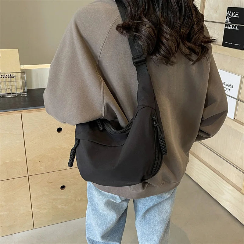 Sac banane déperlant femme, modèle grand format, idéal pour ranger tous vos essentiels du jour.