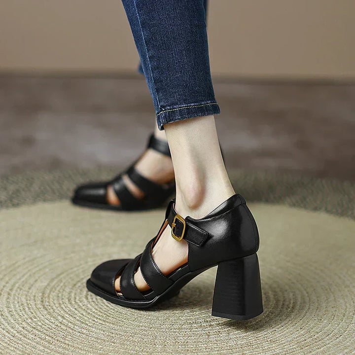 Photo de chaussures Rivanza rétro élégantes pour femmes, avec leurs talons blocs caractéristiques et chic.
