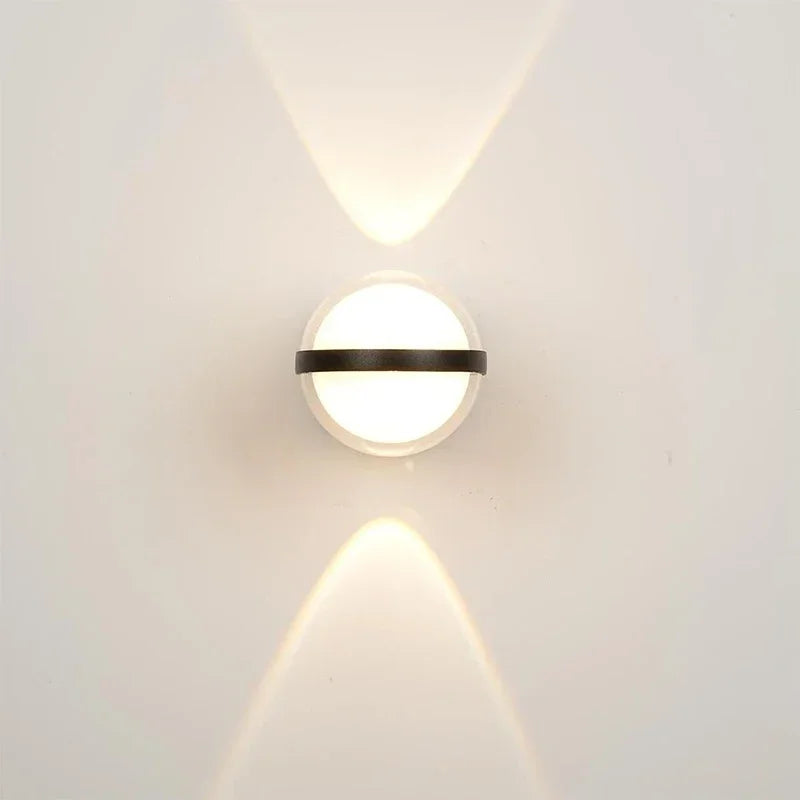 Applique murale LED rectangulaire, éclairage extérieur moderne pour terrasses et balcons.