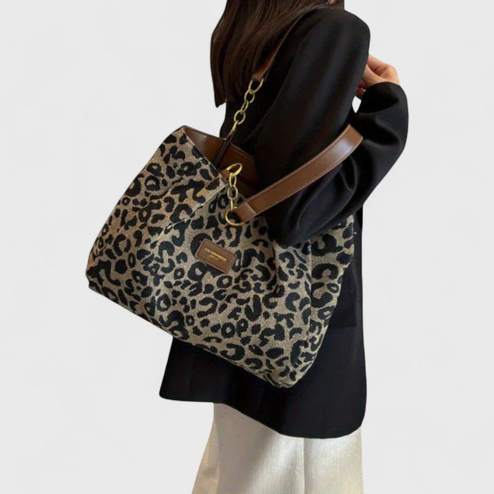 Grand sac shopping femme en toile léopard, spacieux et pratique pour transporter vos essentiels au quotidien.
