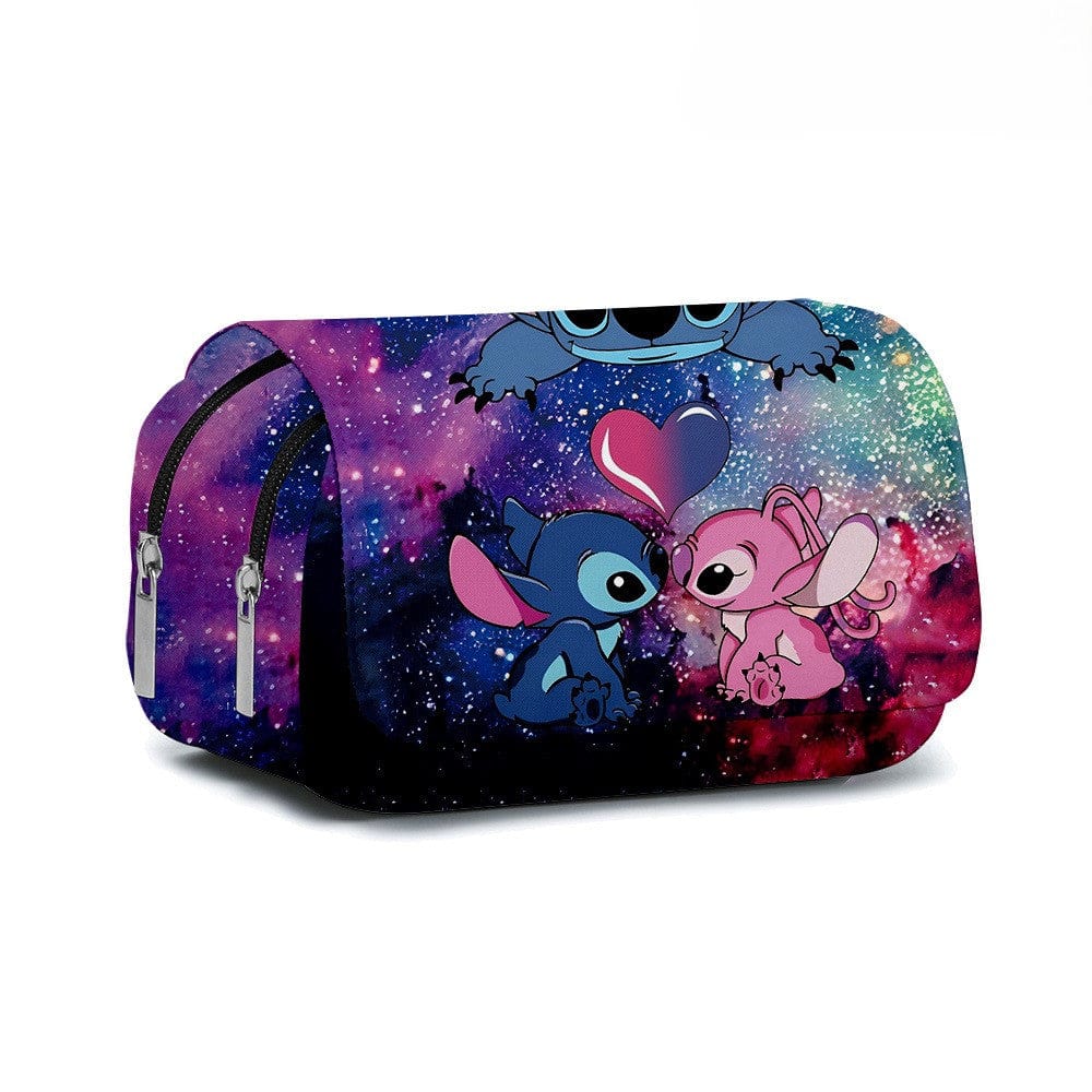 Gros plan sur la trousse Stitch à rabat, mettant en valeur le dessin animé et les couleurs vives. Adorable.