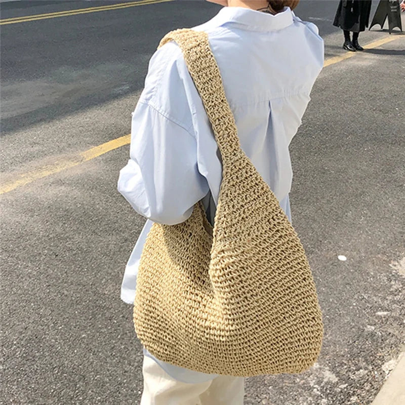 Sac de plage femme Atria en paille, style naturel et chic, parfait pour les journées d'été.