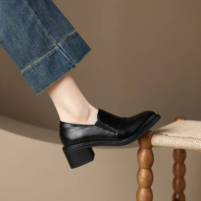 Chaussures mocassins femme noires de bureau, élégantes et à talon large, bout rond pour un confort optimal.