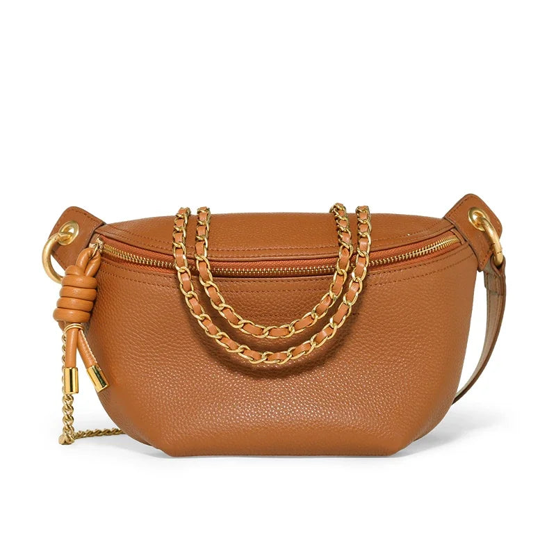 Sac banane élégant en cuir véritable noir pour femme, porté croisé, accessoire mode chic et pratique.