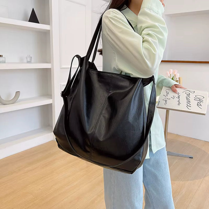Sac cabas polyvalent femme en cuir vegan beige, utilisable en bandoulière, élégant et pratique.