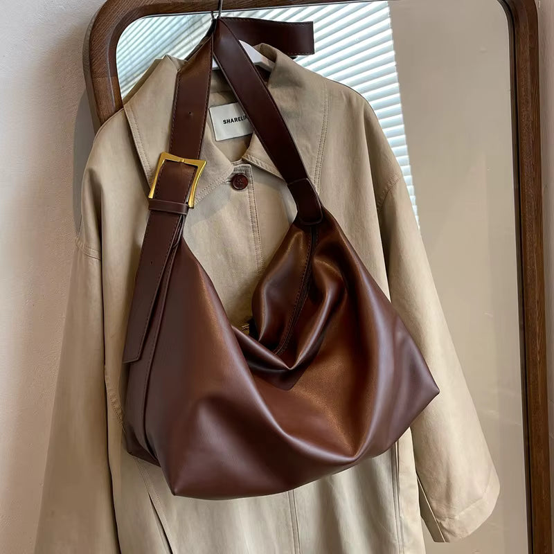 Sac cabas femme élégant en cuir vegan noir avec fermeture éclair, parfait pour le quotidien chic.