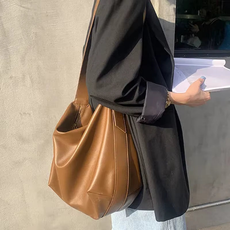 Sac femme mode type cabas en cuir vegan, avec fermeture éclair. L'accessoire chic idéal pour le quotidien.