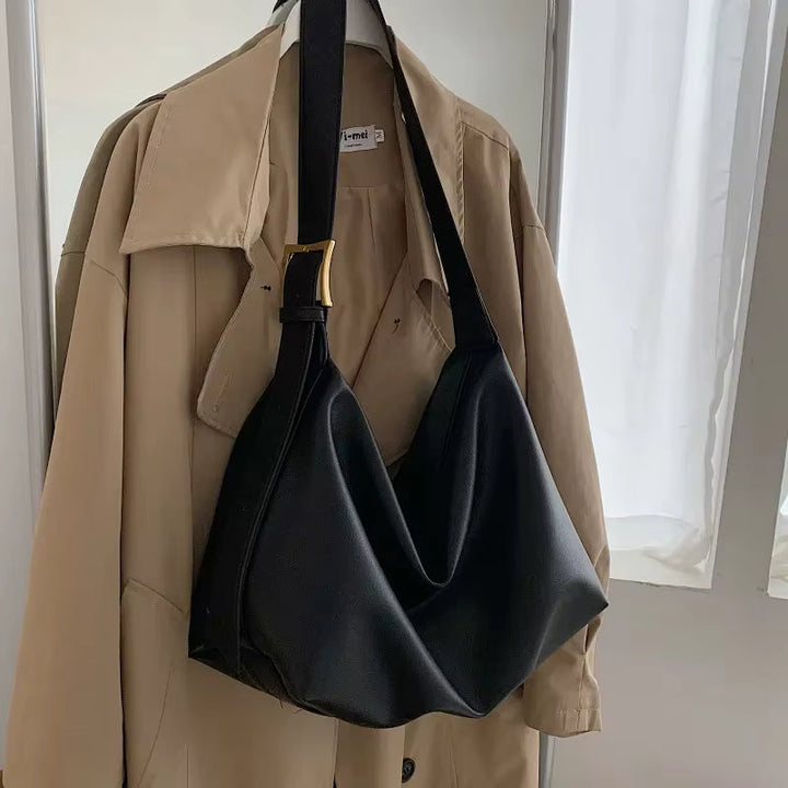 Sac à main cabas spacieux en cuir vegan noir pour femme, doté d'une fermeture éclair sécurisée et pratique.