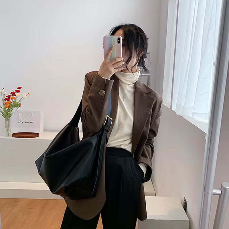 Sac cabas femme raffiné en cuir vegan, finition soignée, fermeture éclair. Modèle couleur café très tendance.