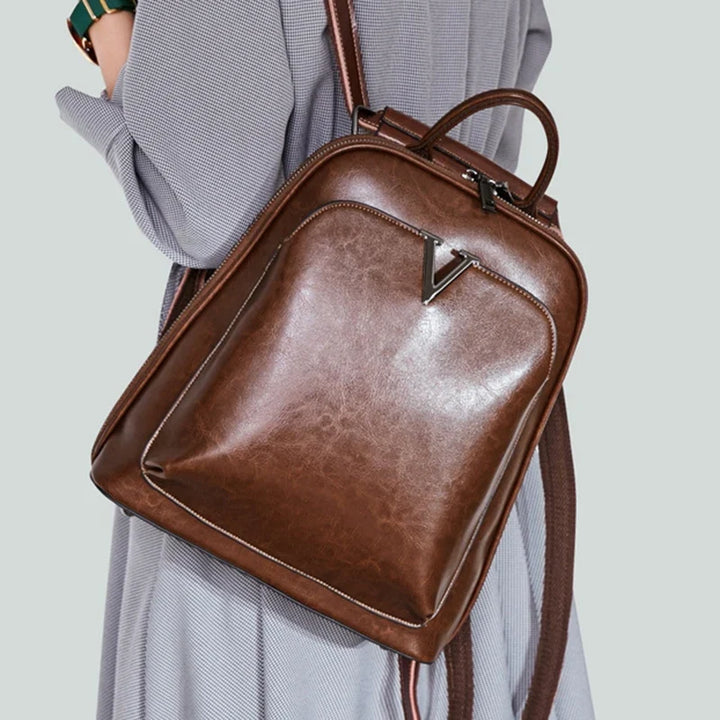 Sac à dos femme Alba en cuir verni, détail de la matière brillante, accessoire chic et élégant de maroquinerie.